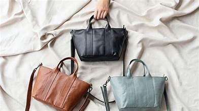 WOMENS  HAND AND SHOULDER BAGS