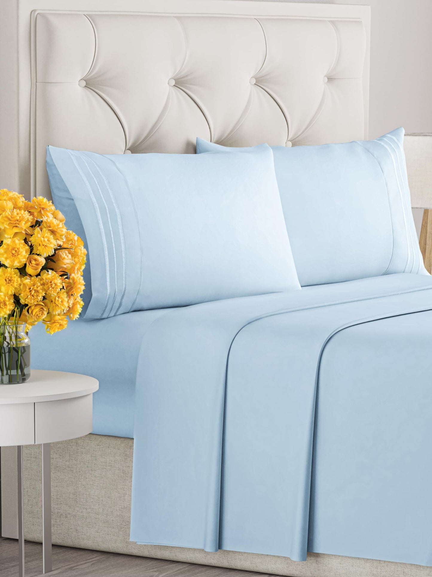 Queen Size 4 Piece Sheet Set - Comfy Breathable & Cooling Sheets - Hotel Luxury Bed Sheets for Women & Men - Deep Pockets, Easy-Fit, Extra Soft & Wrinkle Free Sheets - White Oeko-Tex Bed Sheet Set
