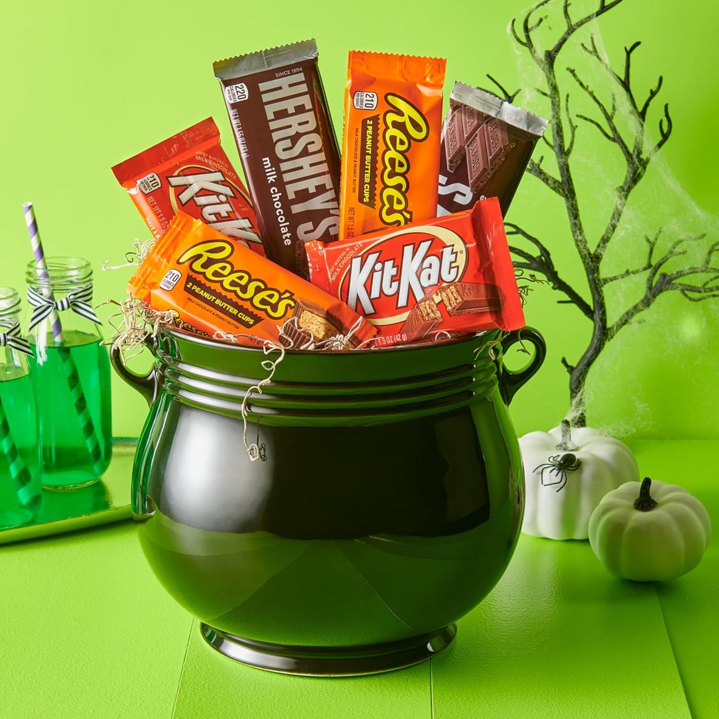 HERSHEY'S, KIT KAT and REESE'S Assorted Milk Chocolate, Halloween Candy Variety Box, 27.3 oz (18 Count)